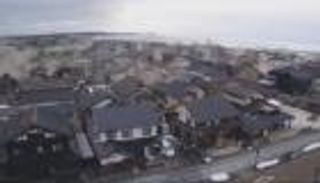 أولى موجات تسونامي تضرب اليابان بعد الزلزال القوي (فيديو)