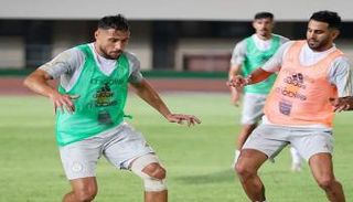 يوسف بلايلي في تدريبات منتخب الجزائر