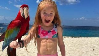 الطفلة كينلي هيمان تستعرض عضلاتها