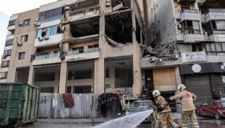  عناصر من الدفاع المدني أمام المبنى المستهدف بالضاحية الجنوبية