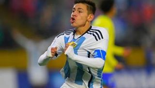 كلاوديو إيتشيفيري لاعب ريفربليت 