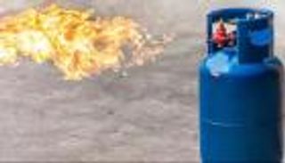 «لحيتي احترقت».. مطرب مصري ينجو من حادث مميت