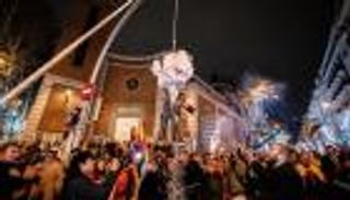 «شنق» تمثال على صورة رئيس وزراء إسبانيا.. شكوى وغضب