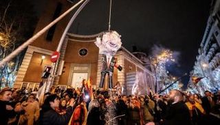 لحظة شنق تمثال يحمل صورة رئيس الوزراء