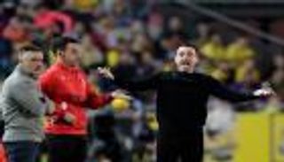 أفلت من الطرد.. تشافي يسب والدة حكم مباراة لاس بالماس وبرشلونة