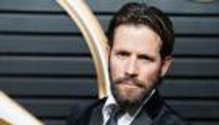 مصرع الممثل العالمي كريستيان أوليفر وابنتيه في تحطم طائرة