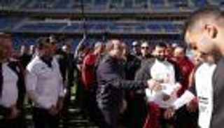 رسالة من محمد صلاح.. السيسي يدعم منتخب مصر قبل أمم أفريقيا (فيديو)