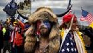 بعد 3 أعوام.. رمز اقتحام الكابيتول يريد استعادة «القرنين»