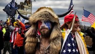 رمز اقتحام الكابيتول بغطاء الرأس ذي القرنين