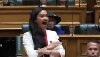 مايبي كلارك خلال تأدية الـ«هاكا»