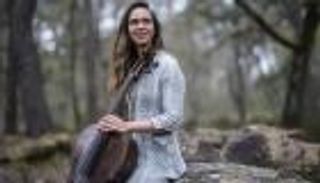 تحافظ على الأشجار بالموسيقى.. عازفة تشيللو فرنسية تعزف في الغابات لحماية البيئة