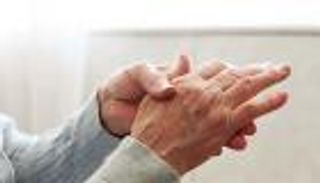 اختبار للكشف المبكر عن باركنسون.. «علامة حيوية» تحدد المرض