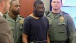 بقناع وسلاسل.. متهم من «القرون الوسطى» في محكمة أمريكية