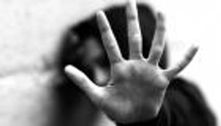محاكمة 40 متهمًا باغتصاب قاصر.. والدة الضحية شريكة في الاعتداء