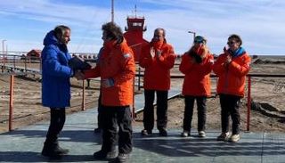 رافائيل غروسي مدير عام الوكالة الدولية للطاقة الذرية وخبراء علميين - المصدر  UN