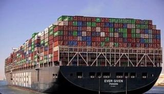 سفينة حاويات تابعة لشركة «إيفرغرين» بالبحر الأحمر