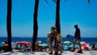 قرار «استثنائي» لحماية وجهات العطلات في إسبانيا