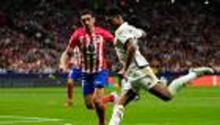 عاشقة رونالدو تسحر نجوم ريال مدريد قبل السوبر الإسباني (فيديو)