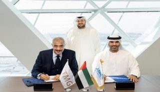 جانب من توقيع الصفقة 