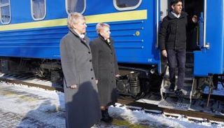 سوناك أثناء نزوله من القطار (رويترز)