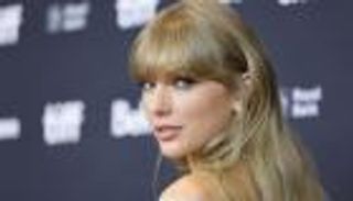 بعد مساعدة بايدن.. الاتحاد الأوروبي يلجأ إلى تايلور سويفت 