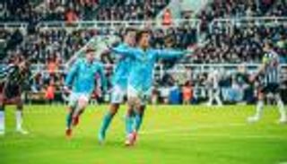 قادم من أدغال أفريقيا.. حكاية أوسكار بوب «منقذ» مانشستر سيتي