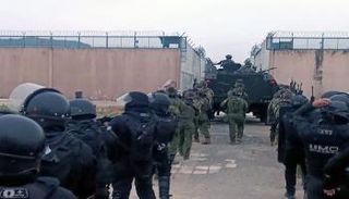 قوات من الجيش والشرطة تقتحم أحد السجون