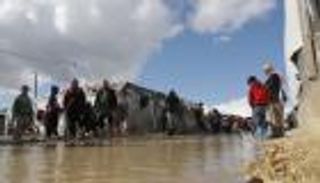 فيضانات عارمة.. الأمطار تغرق شوارع لبنان