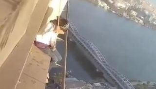 لقطة من فيديو سقوط الفتاة