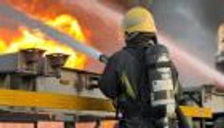 حريق الدمام.. الدفاع المدني السعودي يحاول محاصرة النيران (فيديو)