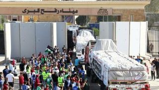 شاحنة مساعدات تعبر معبر رفح إلى قطاع غزة - أرشيفية