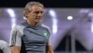 بعد أزمة الاستبعاد.. نجم المنتخب السعودي يكذب مانشيني