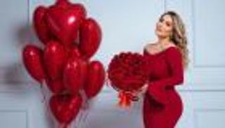 سارة نخلة تعلن خطوبتها بفيديو رومانسي.. وتخفي وجه حبيبها