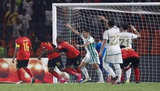 جانب من مباراة الجزائر وأنجولا في أمم أفريقيا