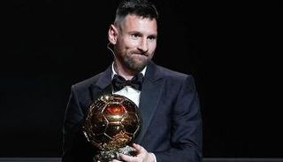 ليونيل ميسي يحمل جائزة الكرة الذهبية 2023