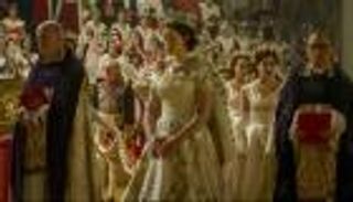 450 قطعة.. أزياء مسلسل The Crown في مزاد علني