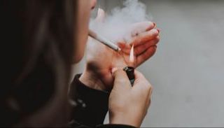 سيدة تدخن السجائر- أرشيفية