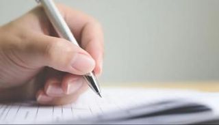 طالبة تجيب عن أسئلة امتحان- أرشيفية