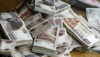 نقود مصرية بفئات مختلفة - صورة أرشيفية