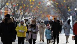 مواطنون يتجولون في شوارع الصين