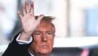 بقع حمراء في اليد تثير تكهنات حول صحة ترامب