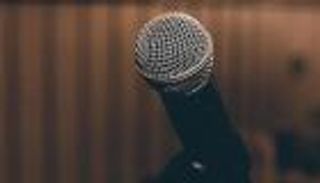 مغن شهير يستبدل أسنانه بطقم تيتانيوم ثمنه 850 ألف دولار