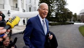 بايدن يتوقف للحديث مع صحفيين أمام البيت الأبيض
