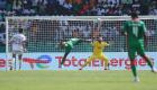 عقدة الجزائر تتواصل.. وبغداد بونجاح ينقذها من فخ بوركينا فاسو