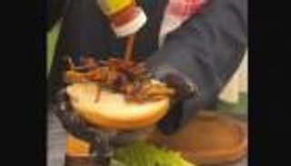 برغر الجراد يثير الجدل في السعودية