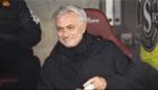 بابتسامة مفاجئة.. مورينيو يثير التكهنات بشأن تدريب برشلونة (فيديو)