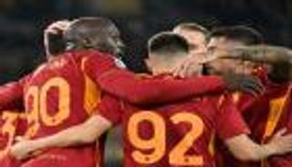 أول مباراة بعد حقبة مورينيو.. دي روسي يعيد روما للانتصارات