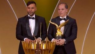 نجلا عادل إمام يستلمان الجائزة