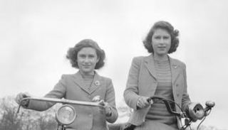 إليزابيث ومارغريت تستقلان الدراجتين 
