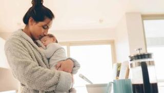 أم تحمل صغيرها